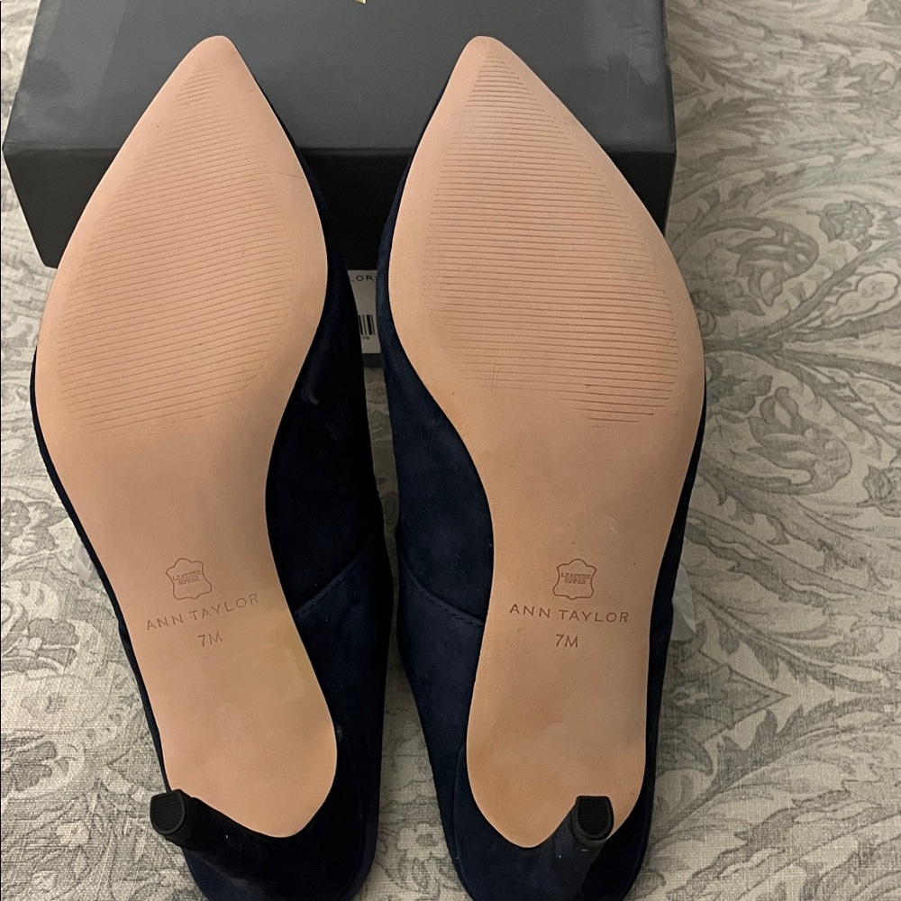 NIB Ann Taylor Blaine Buckle Mule Pumps in True Navy Size 7 - Picture 3 of 5